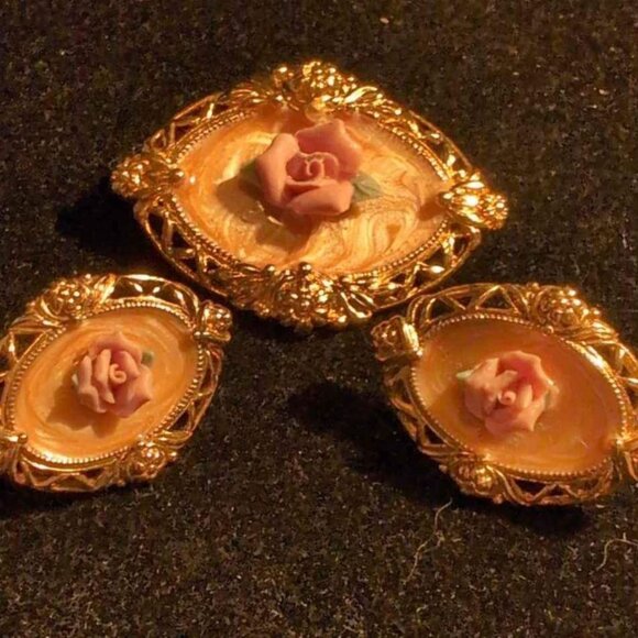 Vintage Rose Brooch & Earrings Avon                   Blue Bin # 68 - Picture 1 of 7